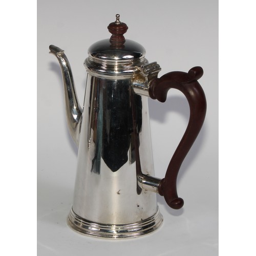 1069 - A silver spreading cylindrical coffee pot and hot water jug, in George I style, domed cover, composi... 