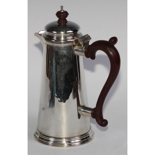 1069 - A silver spreading cylindrical coffee pot and hot water jug, in George I style, domed cover, composi... 