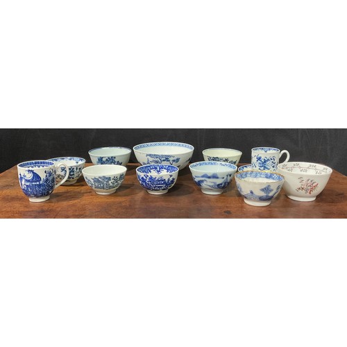 165 - English porcelain, Liverpool, Worcester, blue and white, cups, tea bowls (12)