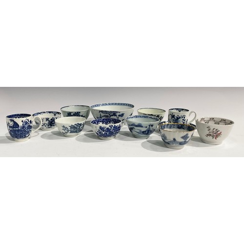 165 - English porcelain, Liverpool, Worcester, blue and white, cups, tea bowls (12)