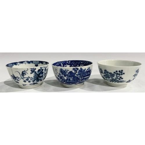 165 - English porcelain, Liverpool, Worcester, blue and white, cups, tea bowls (12)