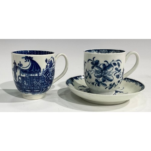 165 - English porcelain, Liverpool, Worcester, blue and white, cups, tea bowls (12)