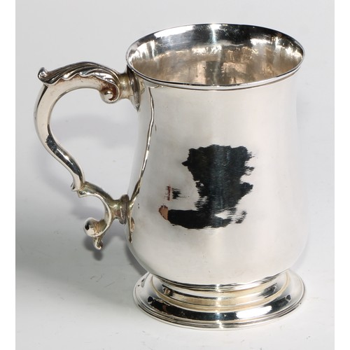 914 - A George III silver bell shaped half pint mug, foliate scroll-capped handle, skirted base, 10cm high... 