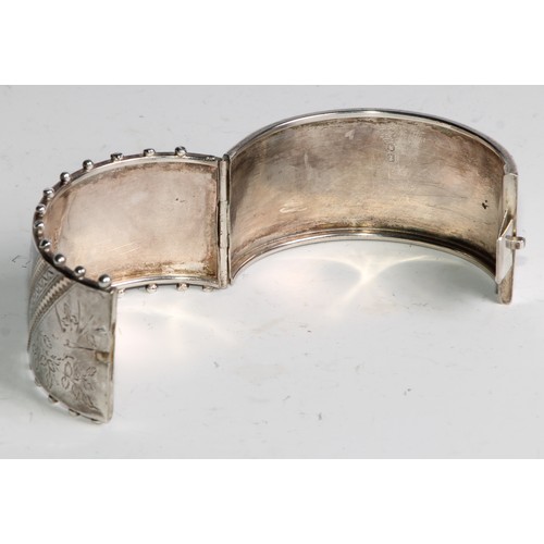 1456 - A Victorian Aesthetic Movement silver hinge bangle, 6.5cm wide, G A R, Birmingham, 1884