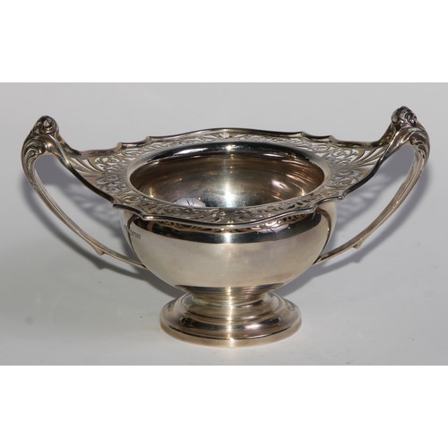 1137 - An Art Nouveau silver two handled pedestal bowl, pierced border, sinuous scroll handles, 19cm wide, ... 