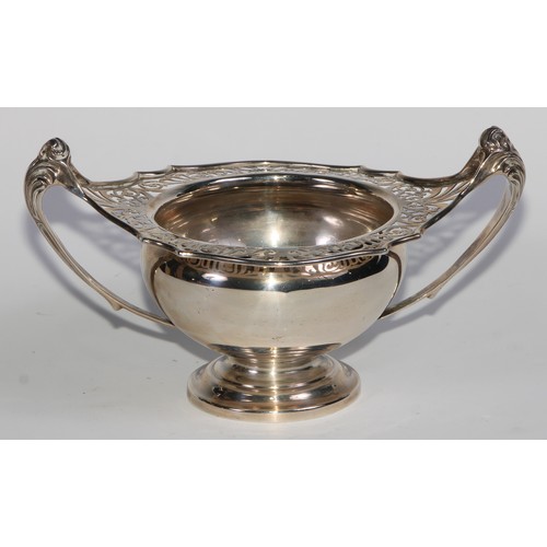 1137 - An Art Nouveau silver two handled pedestal bowl, pierced border, sinuous scroll handles, 19cm wide, ... 