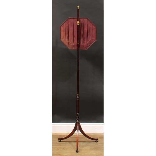 2220 - A Regency mahogany pole screen, octagonal needlework banner, turned and wrythen fluted column, sabre... 