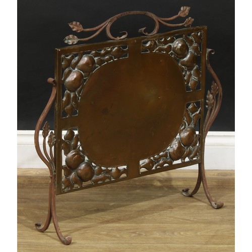 2653 - An Arts & Crafts beaten copper and wrought iron fire screen, pierced with stylised fruit and leaves,... 