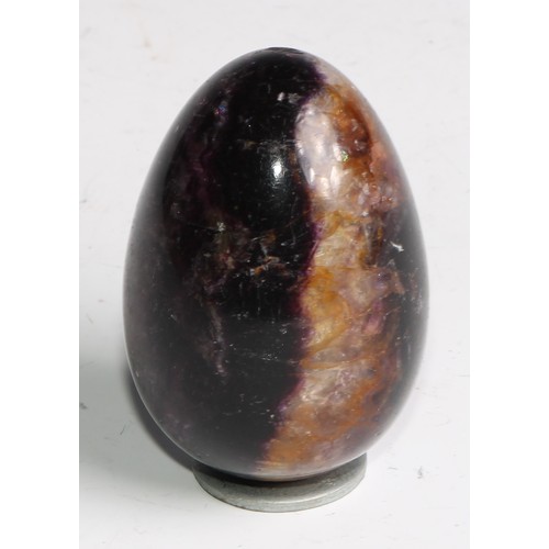 2318 - A Derbyshire Blue John egg shaped paperweight, 6cm long, 19th century