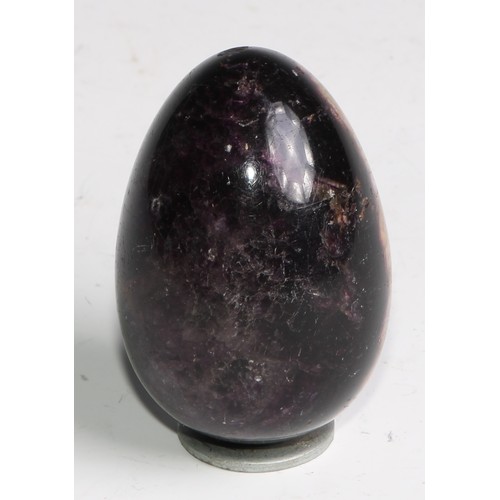 2318 - A Derbyshire Blue John egg shaped paperweight, 6cm long, 19th century