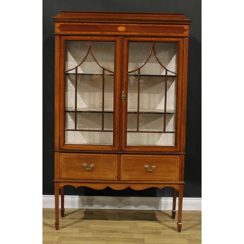 2561 - A Sheraton Revival satinwood crossbanded mahogany and marquetry display cabinet, moulded cornice abo... 