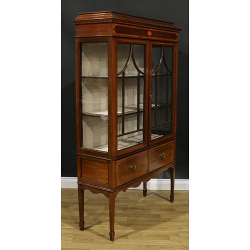 2561 - A Sheraton Revival satinwood crossbanded mahogany and marquetry display cabinet, moulded cornice abo... 