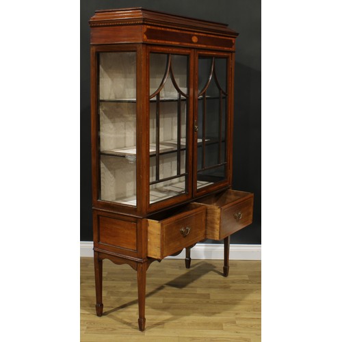 2561 - A Sheraton Revival satinwood crossbanded mahogany and marquetry display cabinet, moulded cornice abo... 