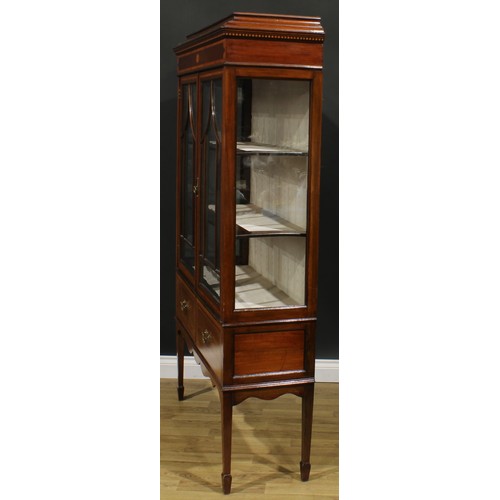 2561 - A Sheraton Revival satinwood crossbanded mahogany and marquetry display cabinet, moulded cornice abo... 