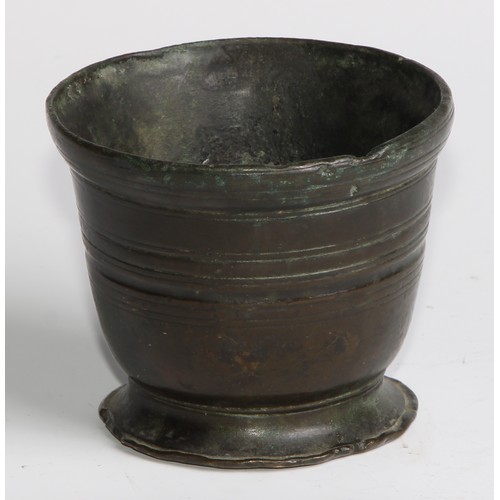 1550 - A 17th/18th century bronze mortar, of small proportions, reeded bands, 7cm high