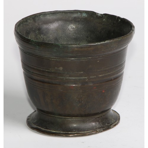 1550 - A 17th/18th century bronze mortar, of small proportions, reeded bands, 7cm high