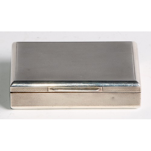 1185 - An Elizabeth II silver rectangular snuff box, engine turned, hinged cover, gilt interior, 8cm wide, ... 