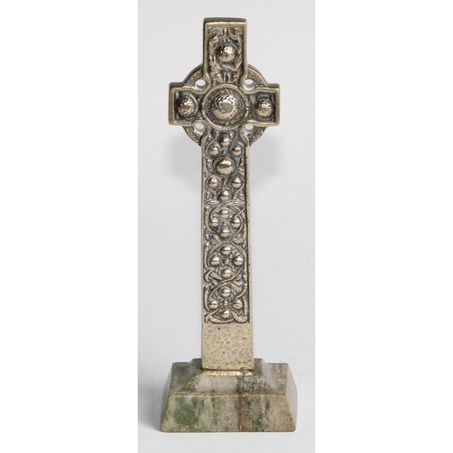 1053 - A Scottish Iona silver Celtic cross, by Iain Maccormick, in the manner of Alexander Ritchie, green m... 