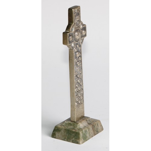 1053 - A Scottish Iona silver Celtic cross, by Iain Maccormick, in the manner of Alexander Ritchie, green m... 