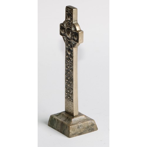 1053 - A Scottish Iona silver Celtic cross, by Iain Maccormick, in the manner of Alexander Ritchie, green m... 