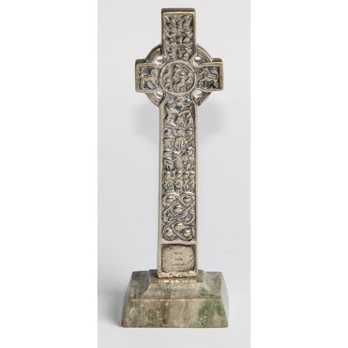 1053 - A Scottish Iona silver Celtic cross, by Iain Maccormick, in the manner of Alexander Ritchie, green m... 