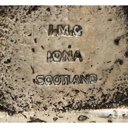 1053 - A Scottish Iona silver Celtic cross, by Iain Maccormick, in the manner of Alexander Ritchie, green m... 