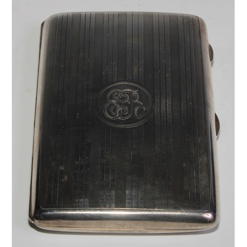 992 - A large George V silver rounded rectangular pocket cheroot or cigar case, engine turned, hinged cove... 