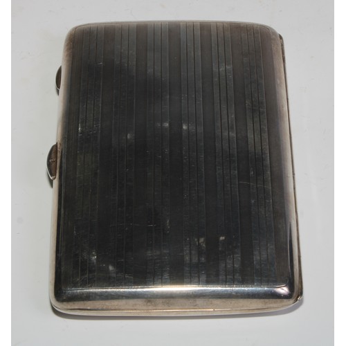 992 - A large George V silver rounded rectangular pocket cheroot or cigar case, engine turned, hinged cove... 