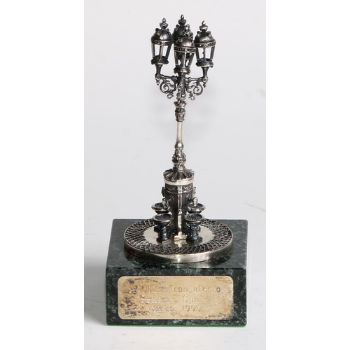 1073 - A Spanish silver model of the Font de Canaletes, Barcelona, green marble base, 13cm high, presentati... 