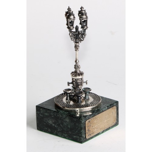 1073 - A Spanish silver model of the Font de Canaletes, Barcelona, green marble base, 13cm high, presentati... 