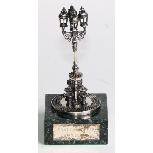 1073 - A Spanish silver model of the Font de Canaletes, Barcelona, green marble base, 13cm high, presentati... 