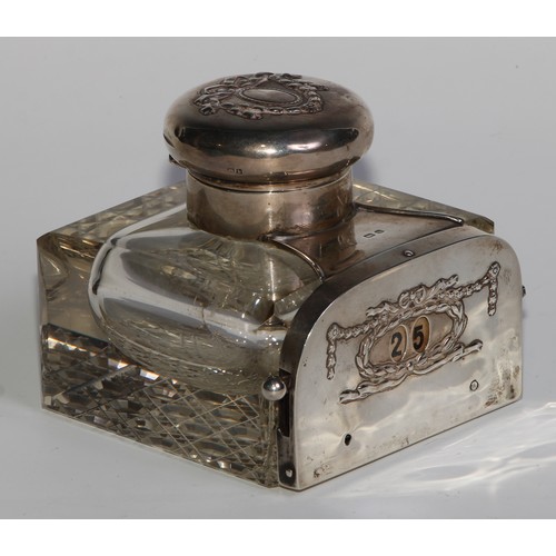 1191 - An unusual Edwardian silver combination inkwell and mechanical perpetual desk calendar, hinged cover... 