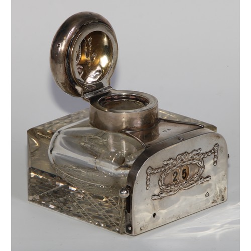 1191 - An unusual Edwardian silver combination inkwell and mechanical perpetual desk calendar, hinged cover... 