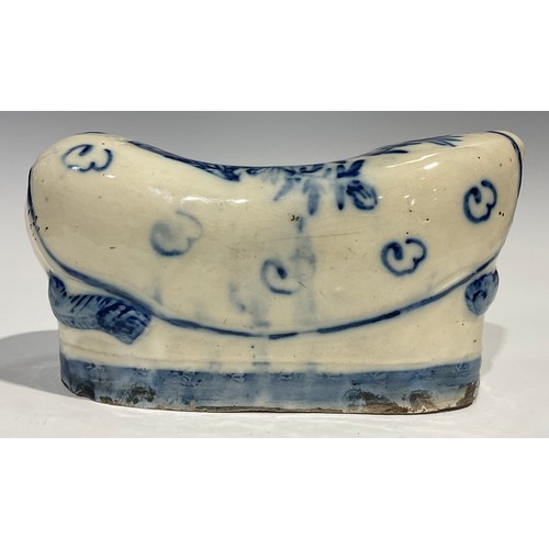 402 - A Chinese pillow, as a reclining cat, painted in tones of underglaze blue, 26cm wide, 19th century o... 