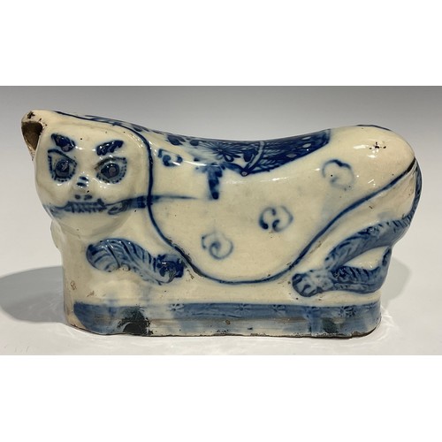 402 - A Chinese pillow, as a reclining cat, painted in tones of underglaze blue, 26cm wide, 19th century o... 