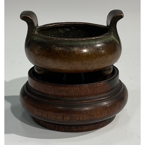 377 - A Chinese copper alloy tripod censer, of small proportions, scroll handles, 5.5cm wide, seal mark, 1... 