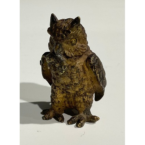 1919 - An Austrian cold painted bronze, of an owl holding a mouse in its beak, 4.5cm high, Vienna, c.1900; ... 