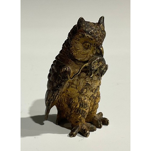 1919 - An Austrian cold painted bronze, of an owl holding a mouse in its beak, 4.5cm high, Vienna, c.1900; ... 