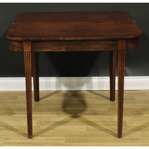 2466 - A George III mahogany tea table, crossbanded hinged top, parcel-moulded tapered square legs, 73.5cm ... 