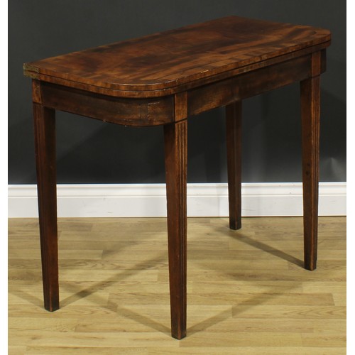 2466 - A George III mahogany tea table, crossbanded hinged top, parcel-moulded tapered square legs, 73.5cm ... 