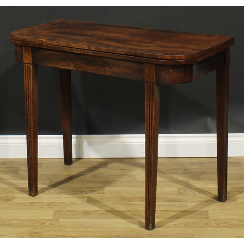 2466 - A George III mahogany tea table, crossbanded hinged top, parcel-moulded tapered square legs, 73.5cm ... 