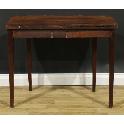 2466 - A George III mahogany tea table, crossbanded hinged top, parcel-moulded tapered square legs, 73.5cm ... 