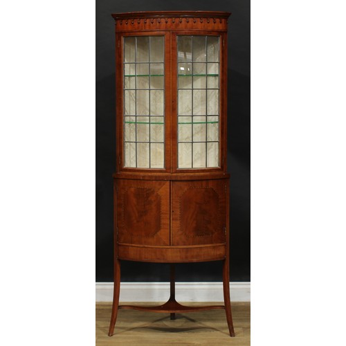 2691 - An Edwardian Adam Revival mahogany floor-standing corner display cabinet, moulded cornice with penda... 