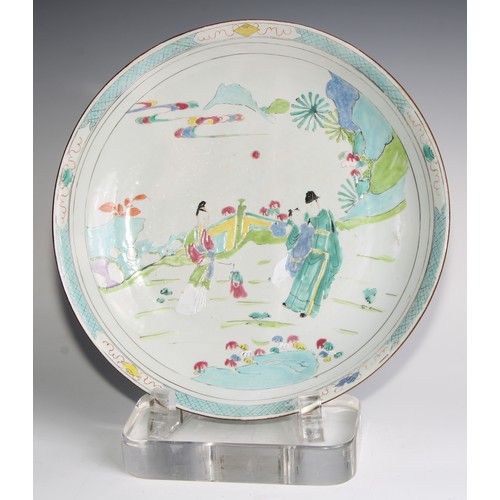 485 - An 18th century Chinese polychrome circular charger, picked out in colourful enamels with a man, wom... 