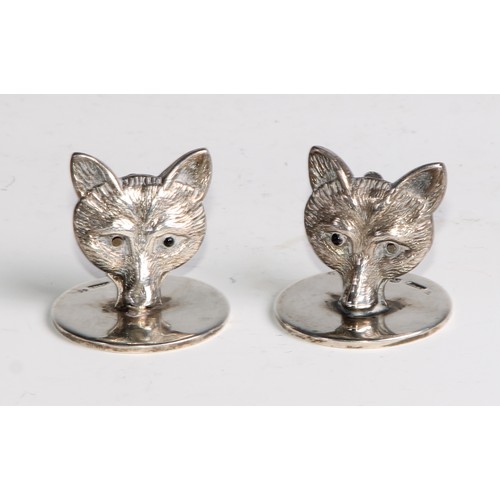 1029 - A pair of George V silver novelty menu holders, as foxes, glass eyes, circular bases, 3cm diam, Samp... 