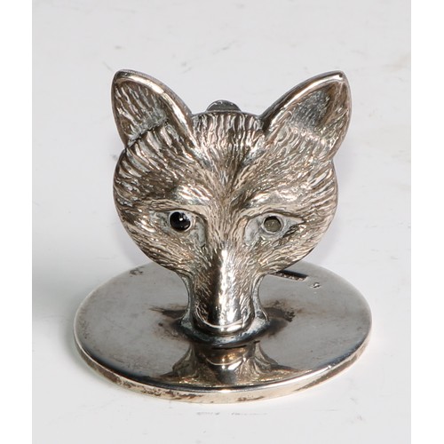 1029 - A pair of George V silver novelty menu holders, as foxes, glass eyes, circular bases, 3cm diam, Samp... 