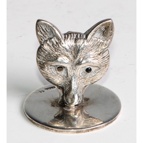 1029 - A pair of George V silver novelty menu holders, as foxes, glass eyes, circular bases, 3cm diam, Samp... 