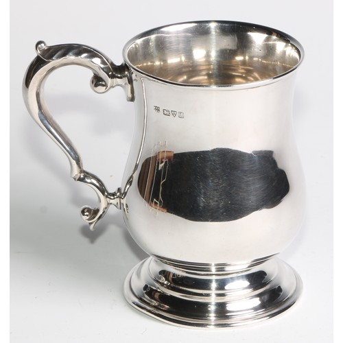 958 - A George V silver bell shaped pint mug, quite plain and of George II design, 13cm high, Barker Broth... 