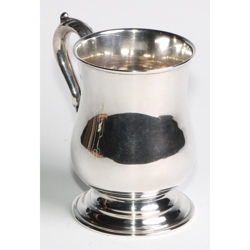 958 - A George V silver bell shaped pint mug, quite plain and of George II design, 13cm high, Barker Broth... 