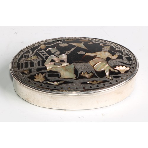 2172 - An 18th century tortoiseshell mounted oval snuff box, hinged cover inlaid in mother of pearl and whi... 